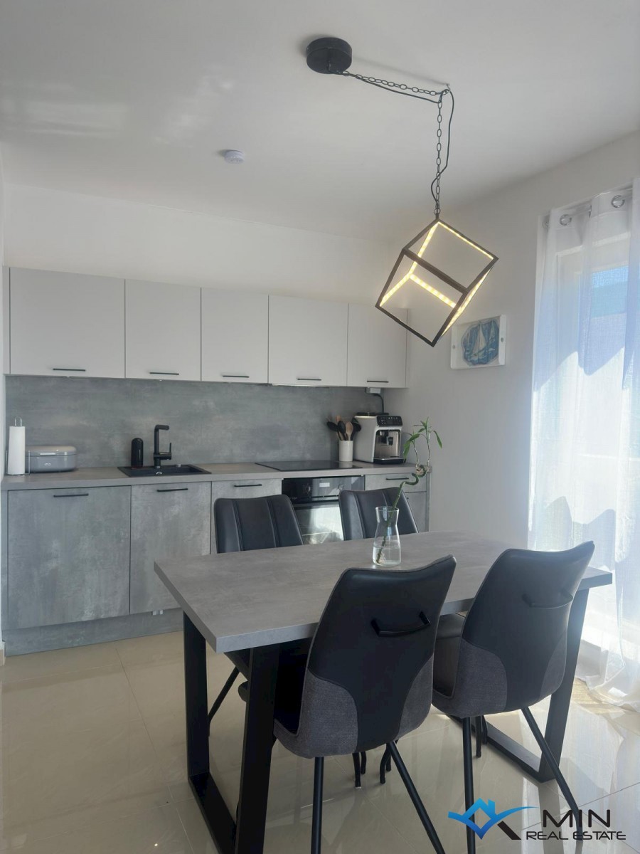 Apartma s strešno teraso in pogledom na morje v Novigradu