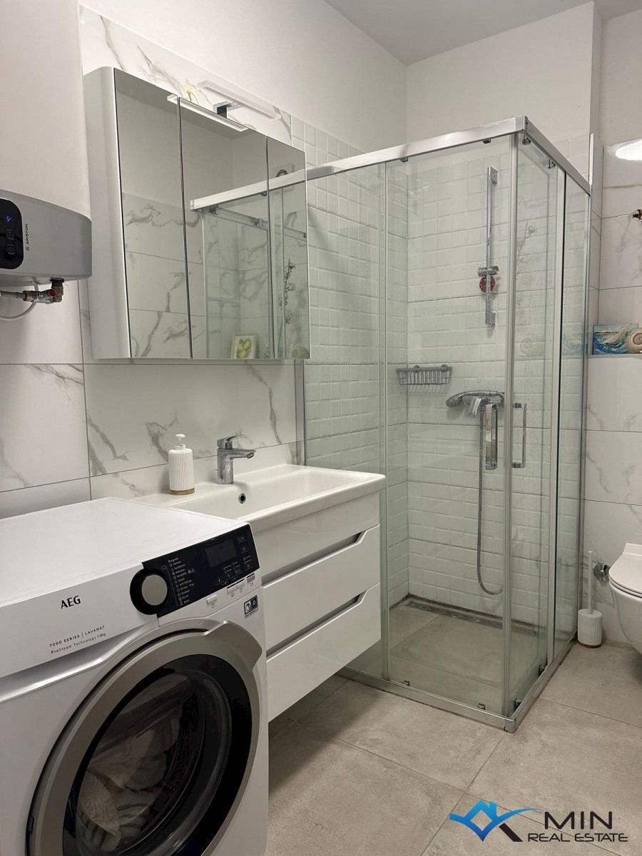 Apartma s strešno teraso in pogledom na morje v Novigradu