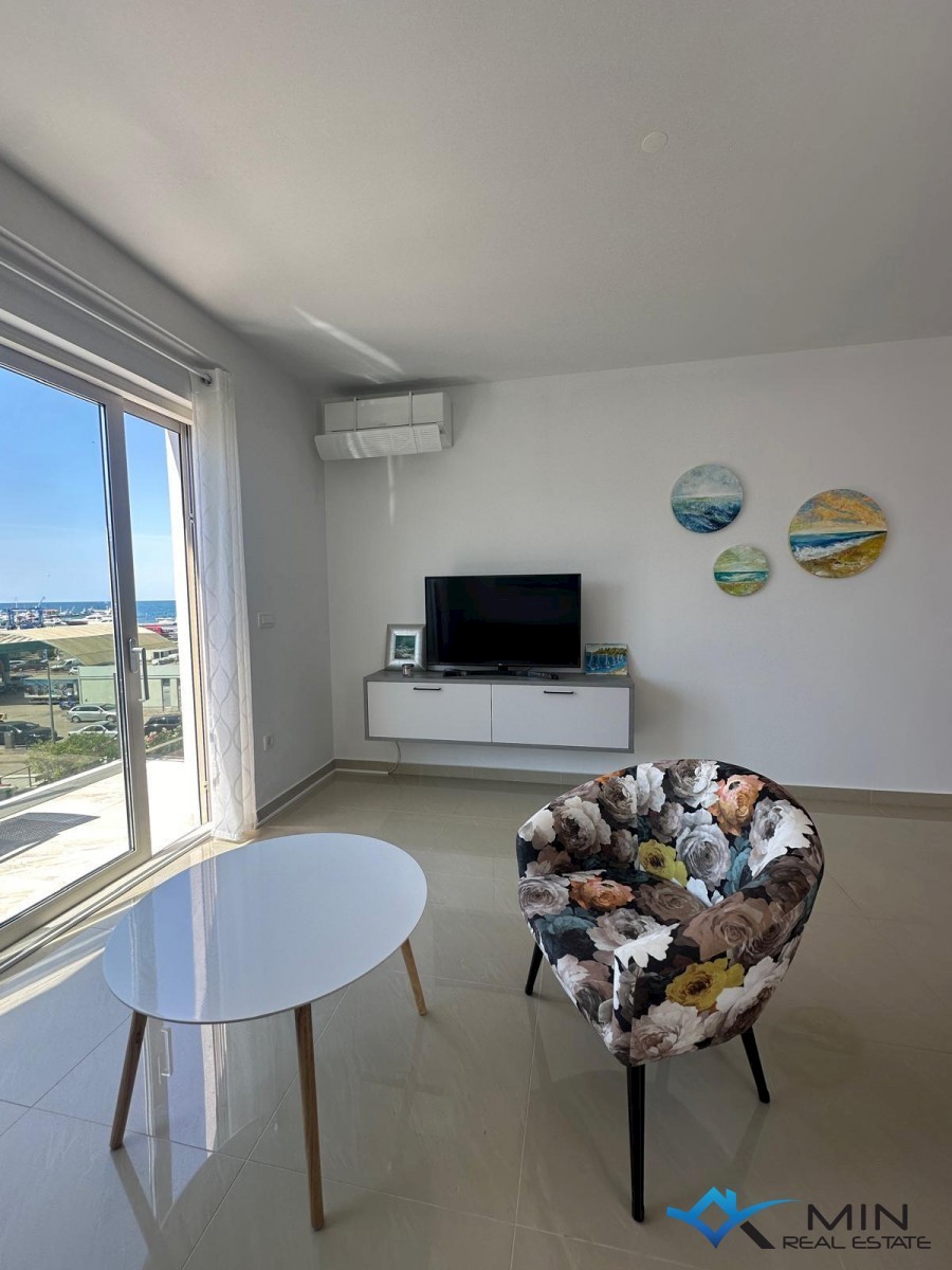 Apartma s strešno teraso in pogledom na morje v Novigradu