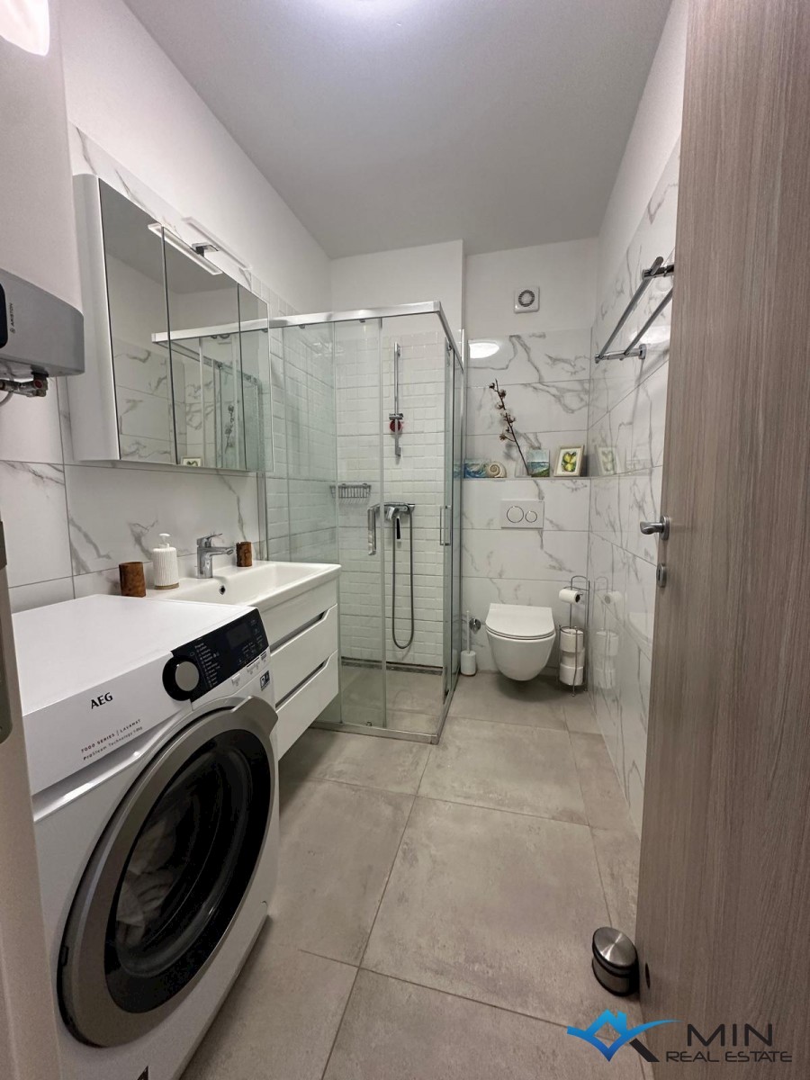 Apartma s strešno teraso in pogledom na morje v Novigradu