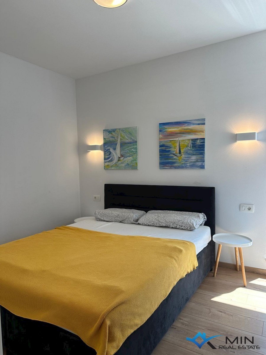 Apartma s strešno teraso in pogledom na morje v Novigradu