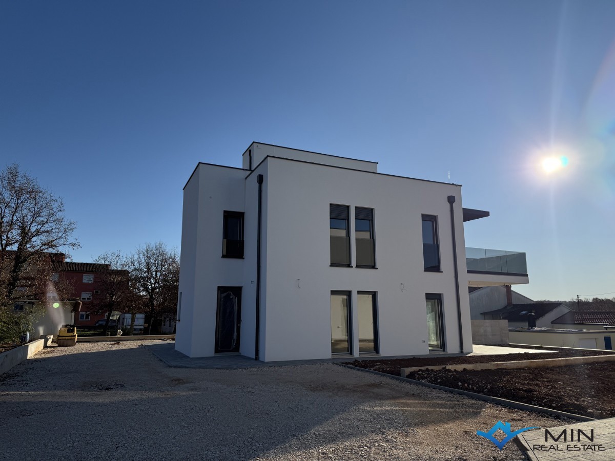 Moderna hiša v bližini Novigrada - 300m od morja