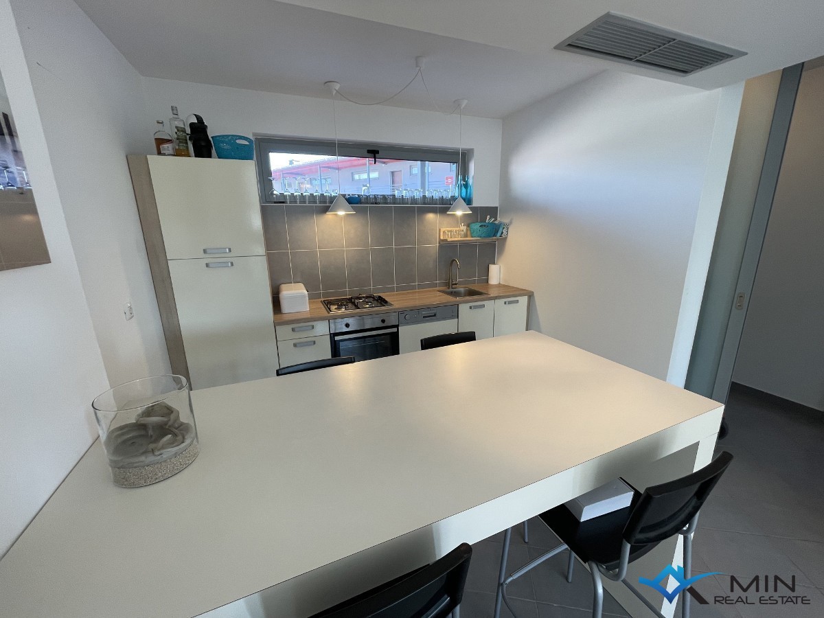 Apartma s pogledom na morje in marino v Novigradu