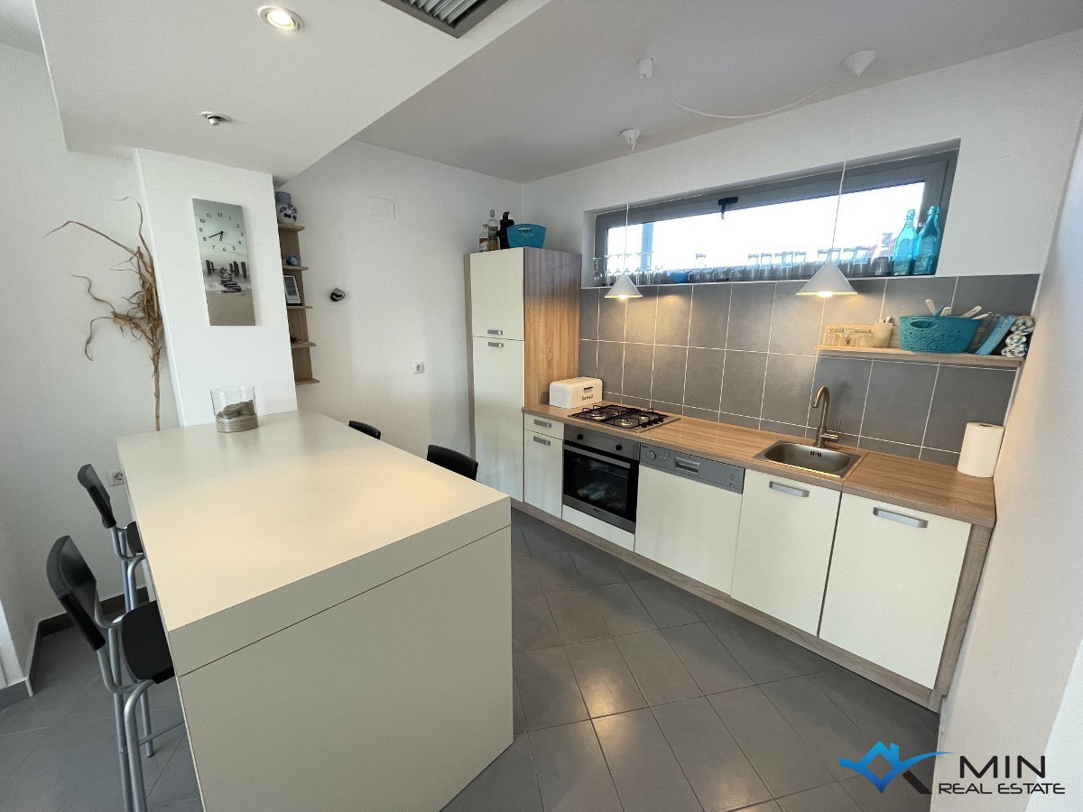 Apartma s pogledom na morje in marino v Novigradu