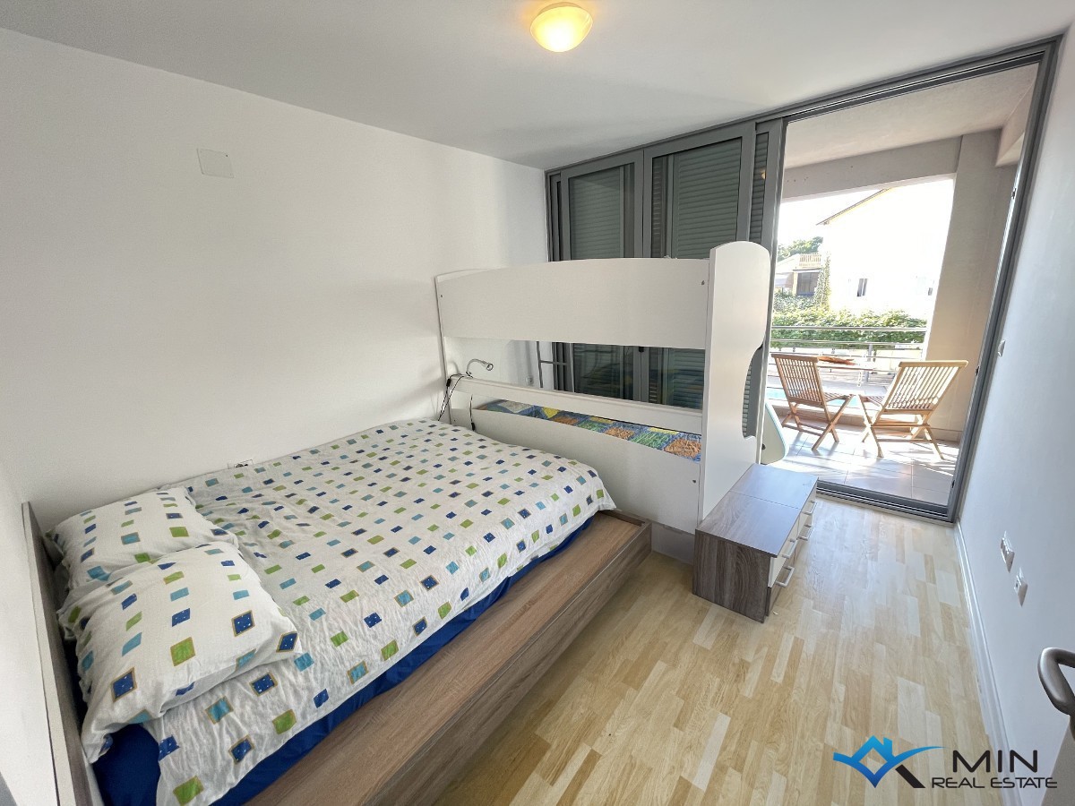 Apartma s pogledom na morje in marino v Novigradu