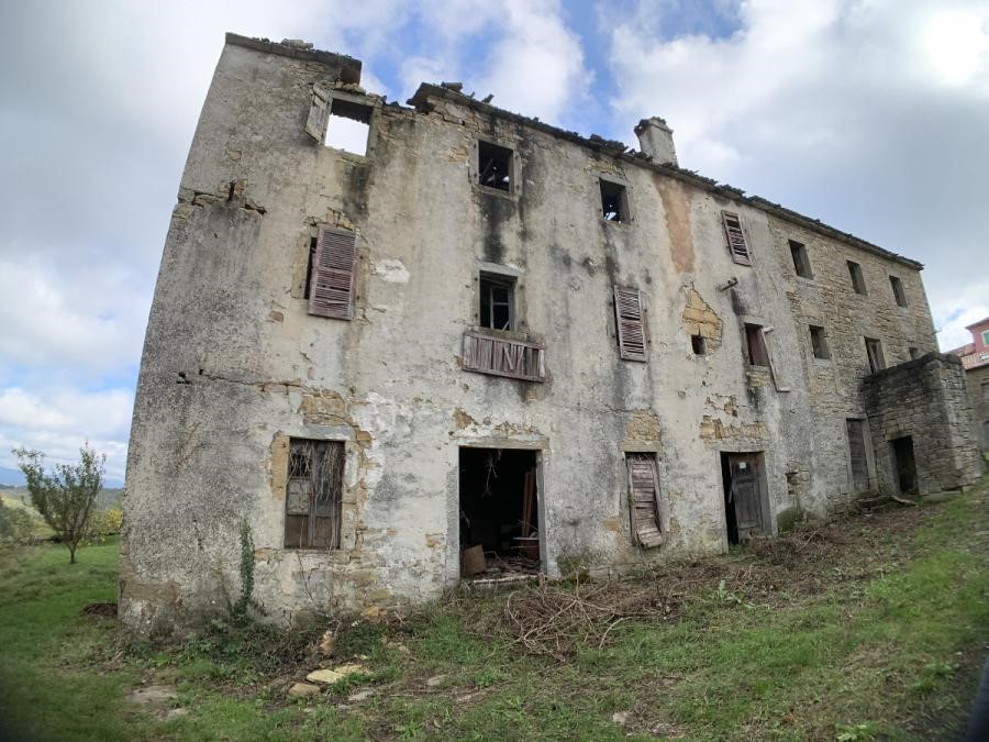 Kamnita hiša v bližini Momjan