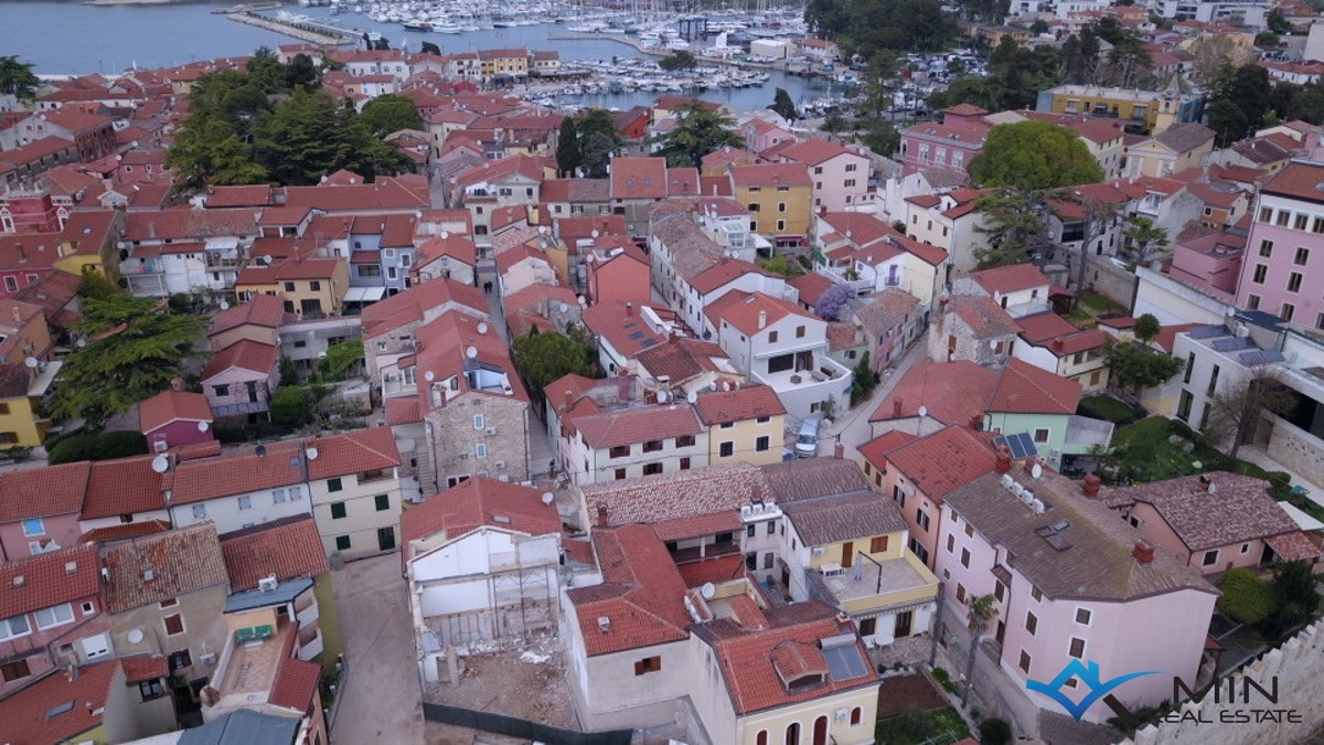 Hiša z dvoriščem 50 m od morja – Novigrad