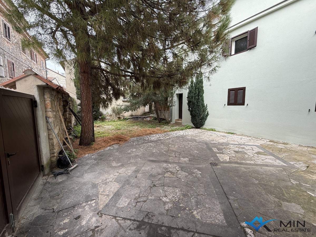 Hiša z dvoriščem 50 m od morja – Novigrad