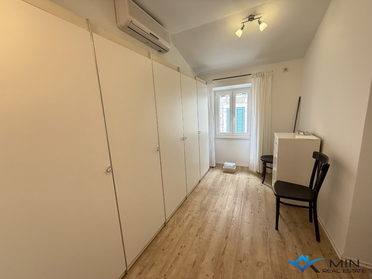 Hiša z dvoriščem 50 m od morja – Novigrad