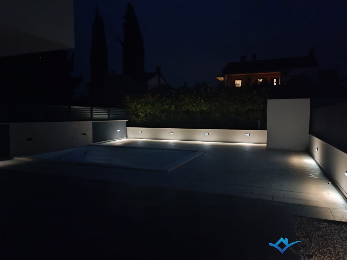 Dvojček hiše z bazenom v Novigradu