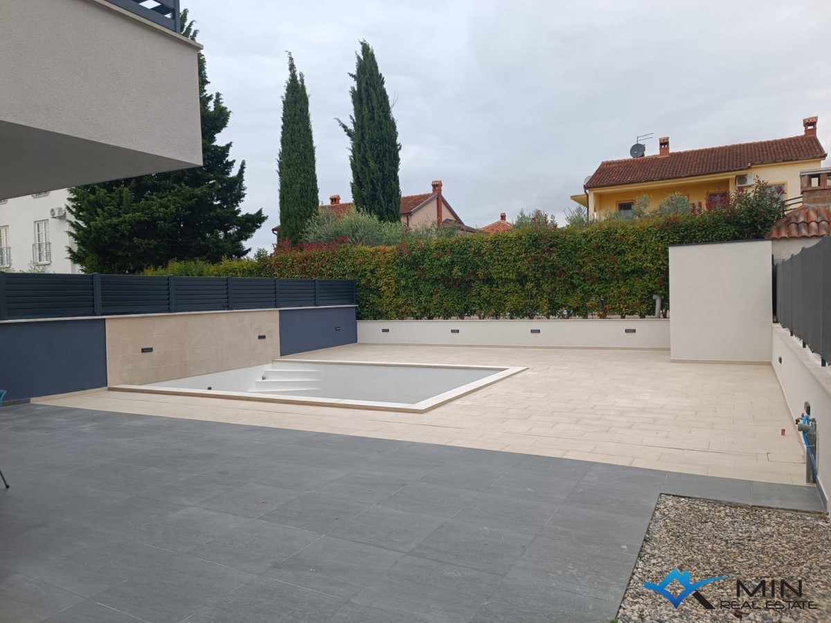 Dvojček hiše z bazenom v Novigradu