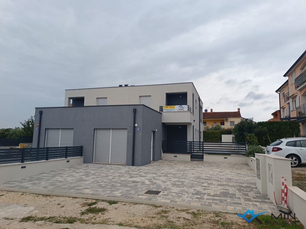 Dvojček hiše z bazenom v Novigradu