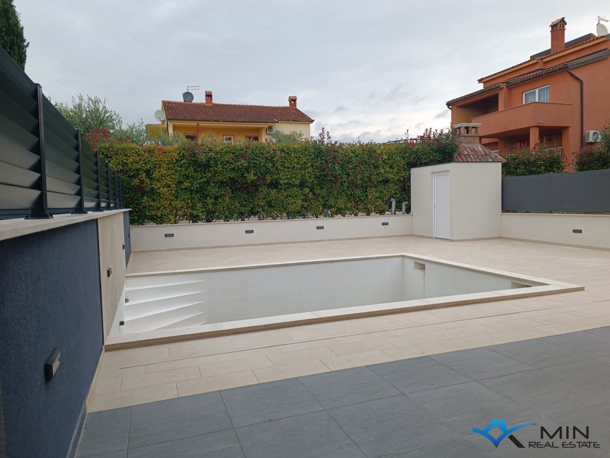 Dvojček hiše z bazenom v Novigradu