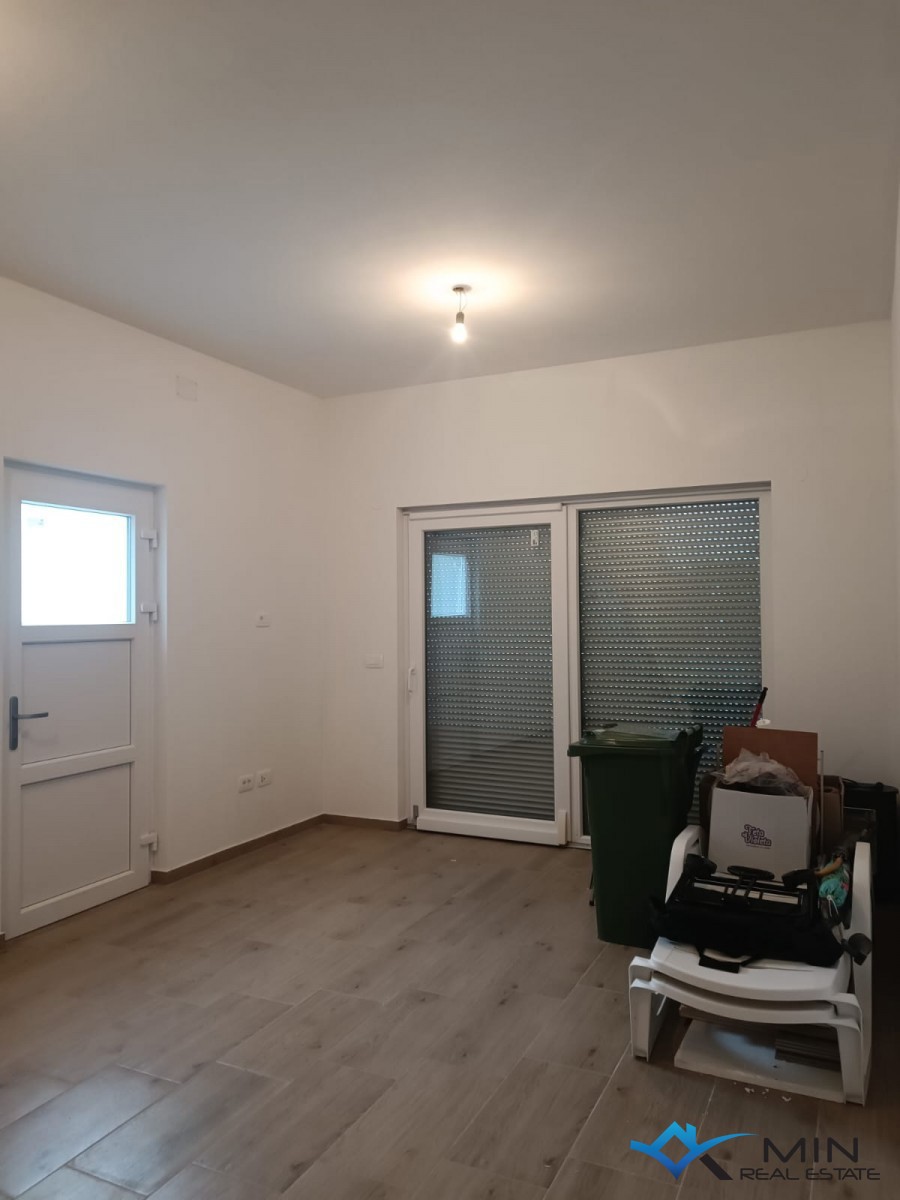 Dvojček hiše z bazenom v Novigradu