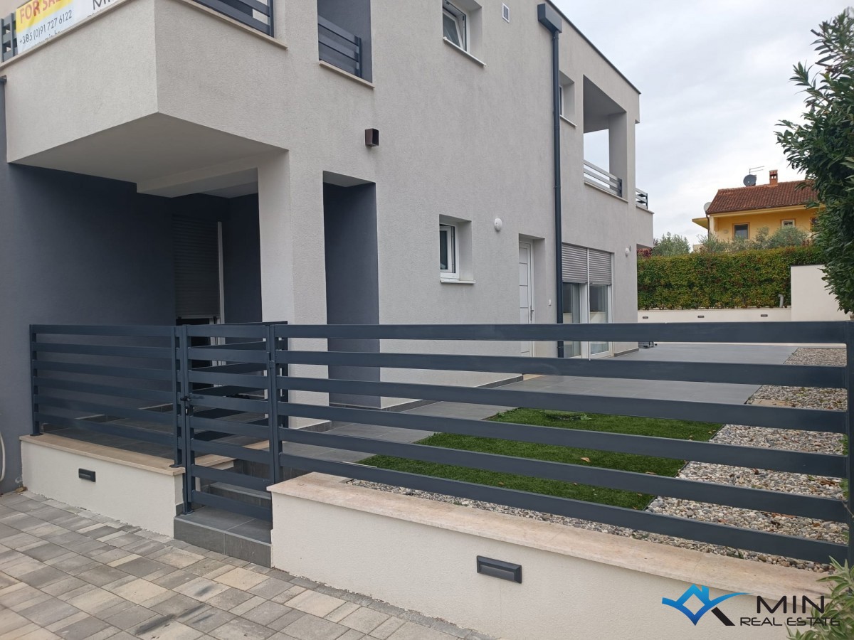 Dvojček hiše z bazenom v Novigradu