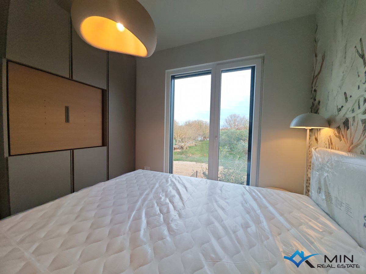 Dvojček hiše z bazenom v bližini Novigrada