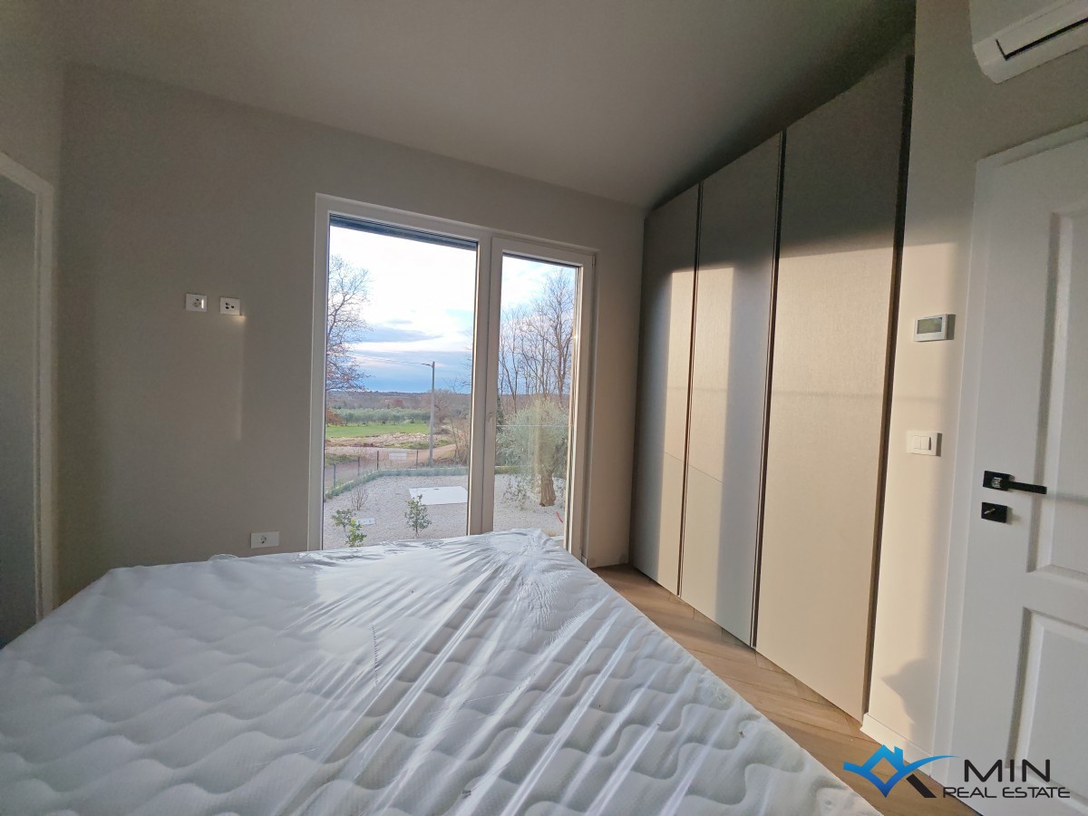 Dvojček hiše z bazenom v bližini Novigrada