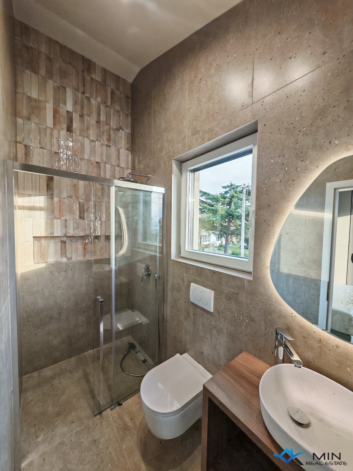 Dvojček hiše z bazenom v bližini Novigrada