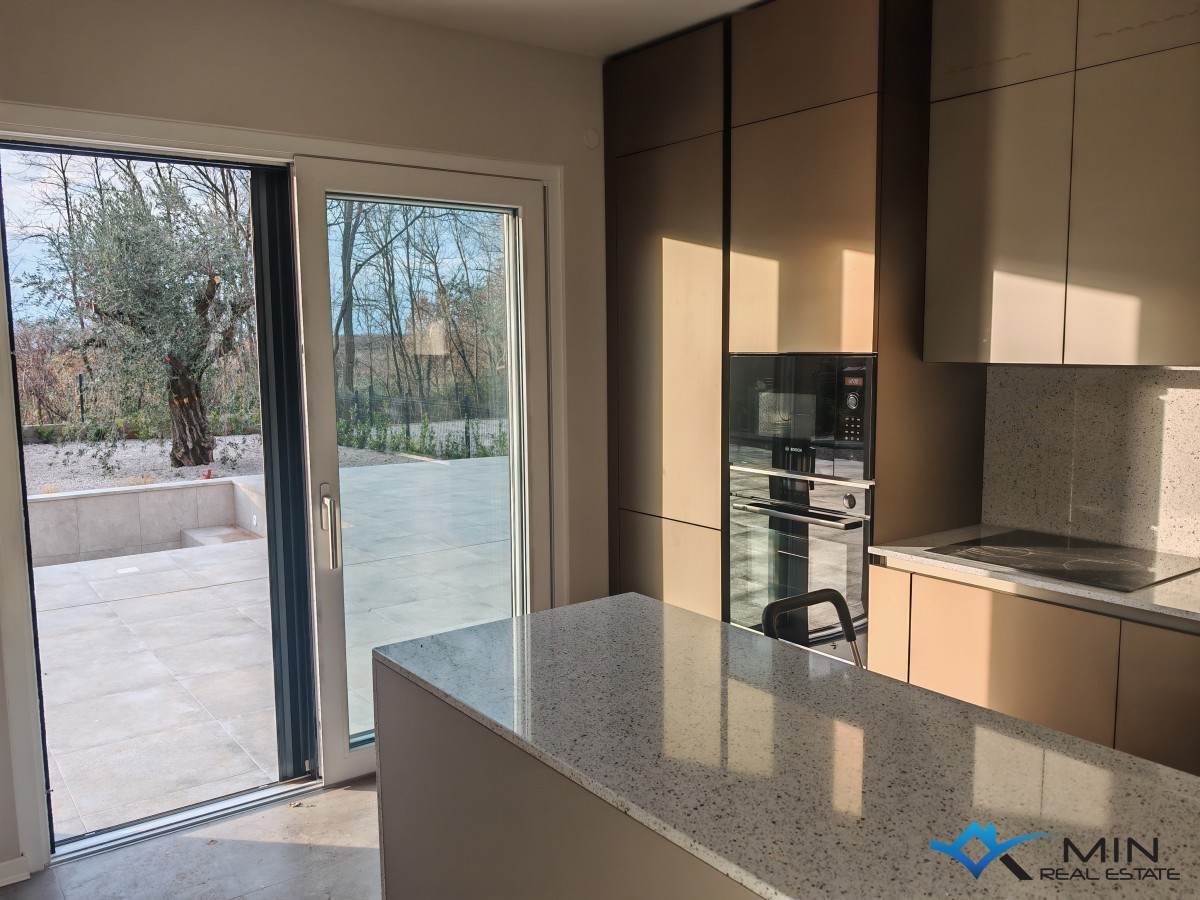 Dvojček hiše z bazenom v bližini Novigrada