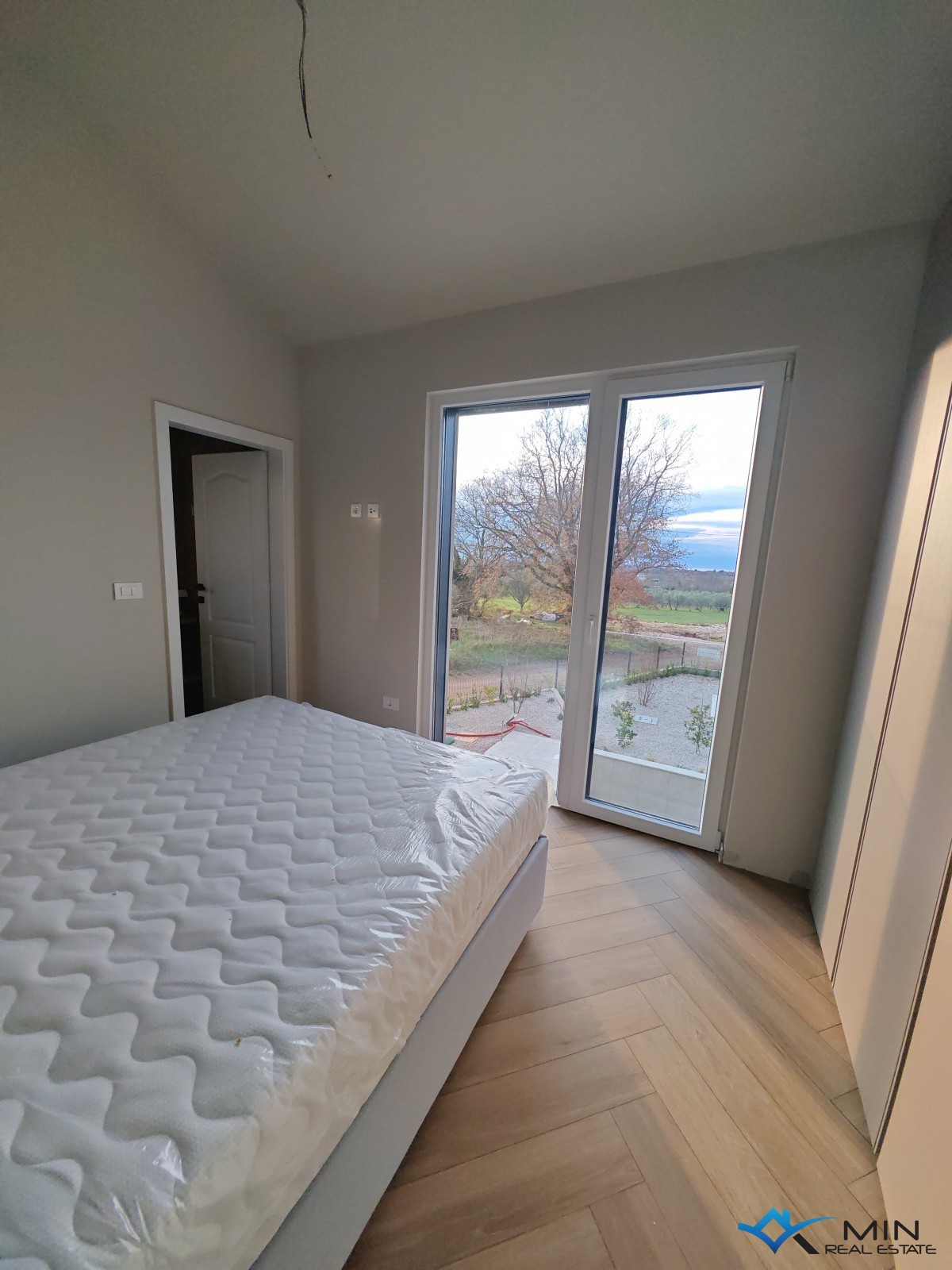 Dvojček hiše z bazenom v bližini Novigrada