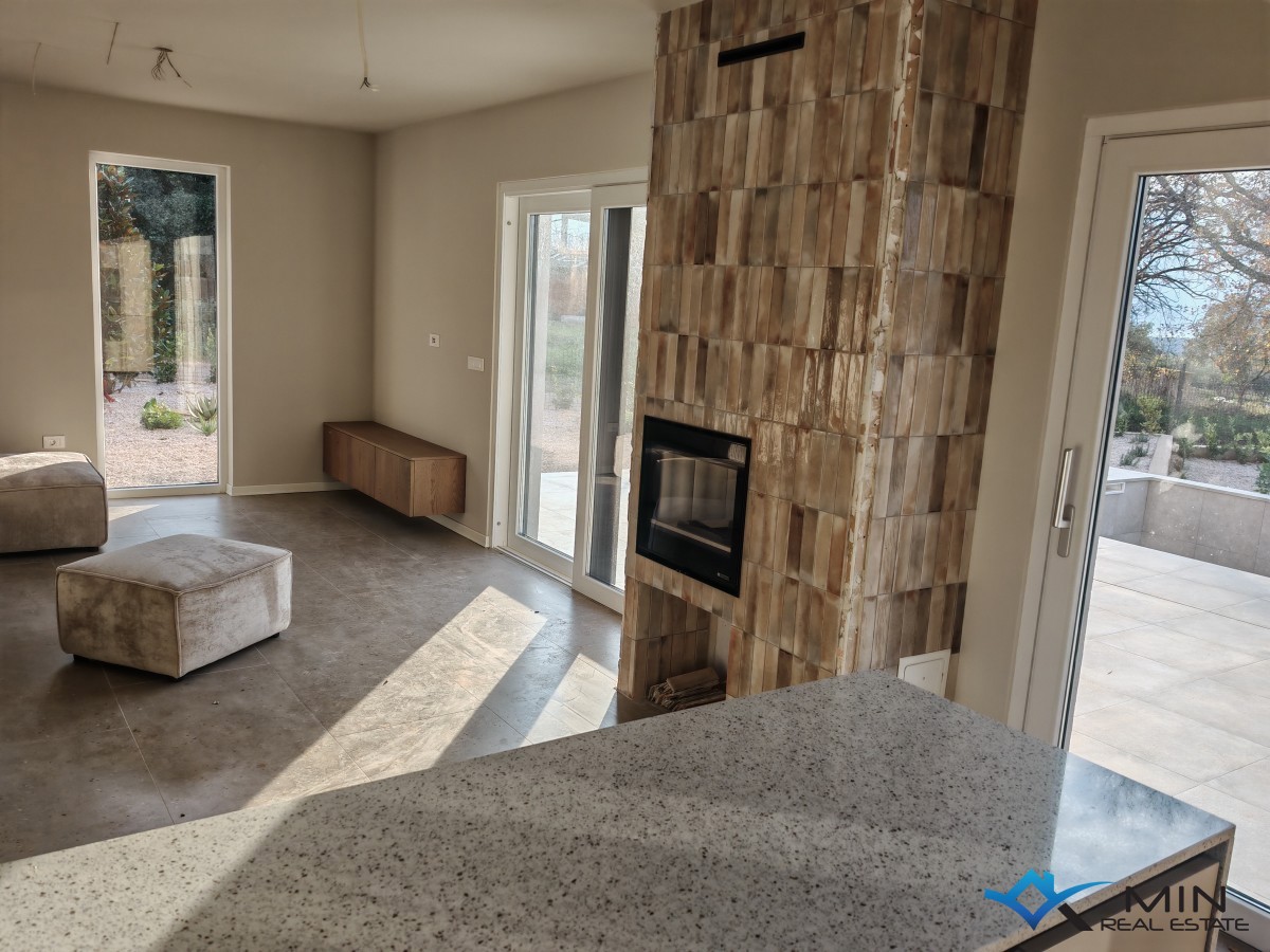 Dvojček hiše z bazenom v bližini Novigrada