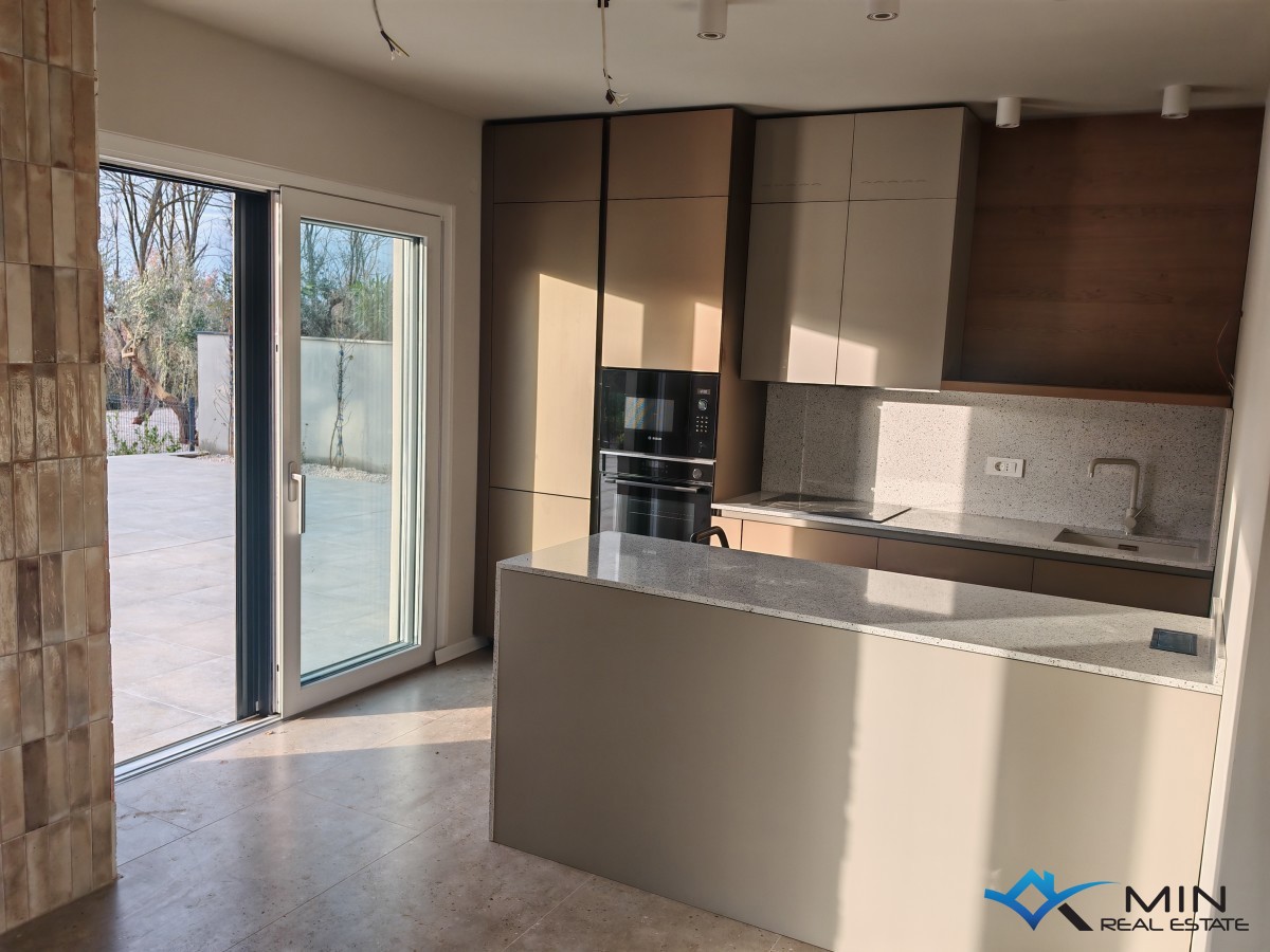 Dvojček hiše z bazenom v bližini Novigrada