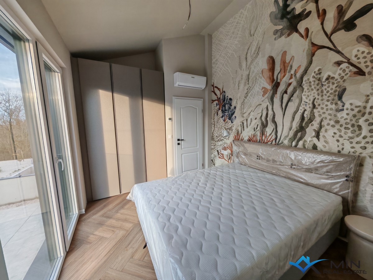 Dvojček hiše z bazenom v bližini Novigrada