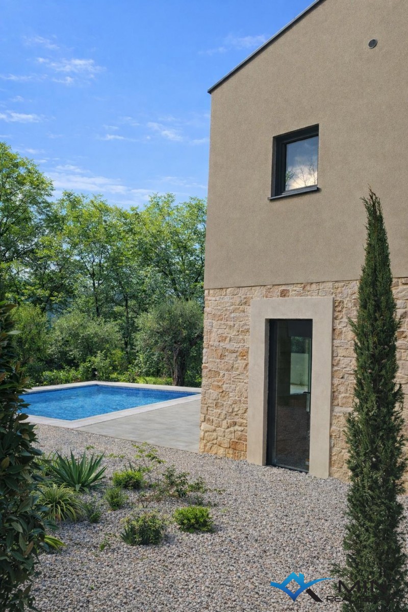 Dvojček hiše z bazenom v bližini Novigrada