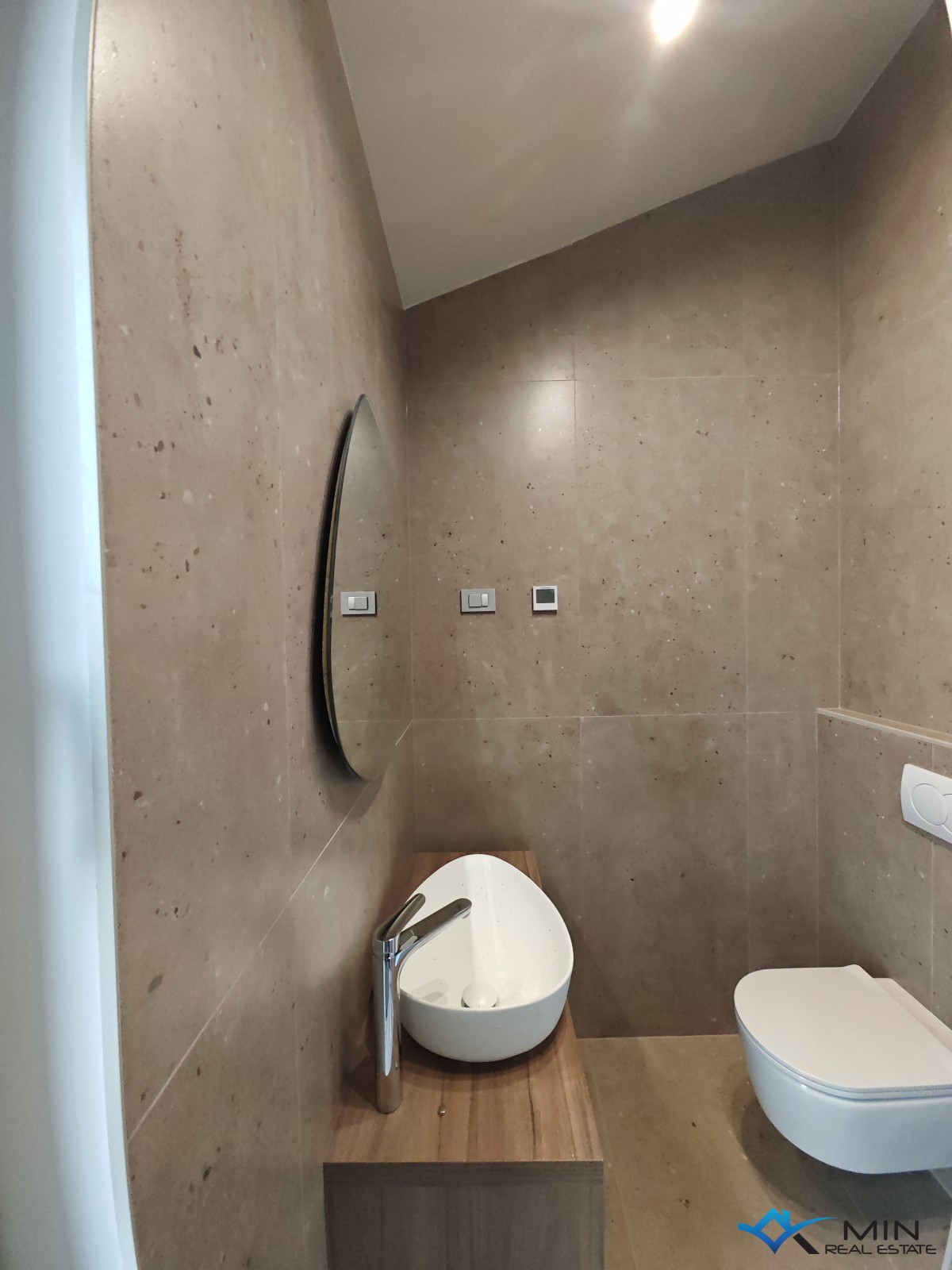 Dvojček hiše z bazenom v bližini Novigrada