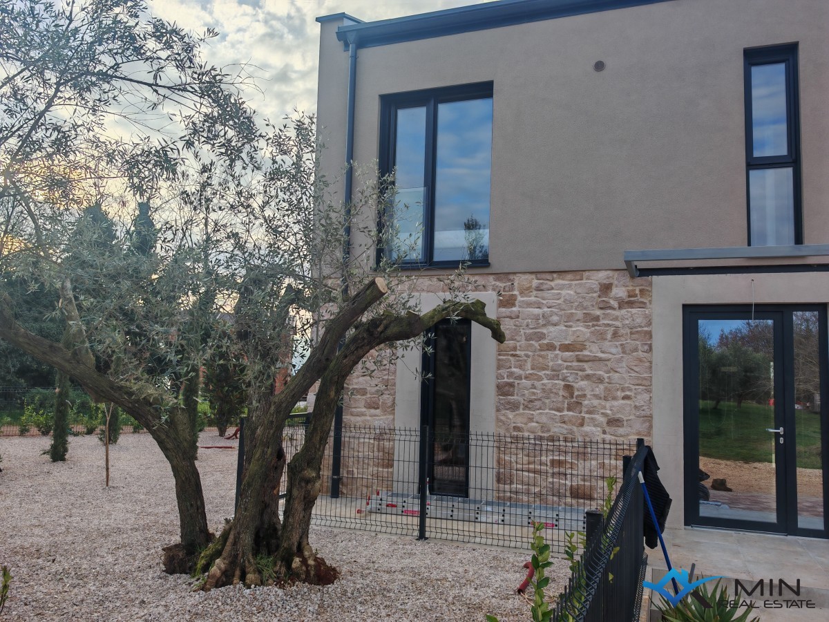 Dvojček hiše z bazenom v bližini Novigrada