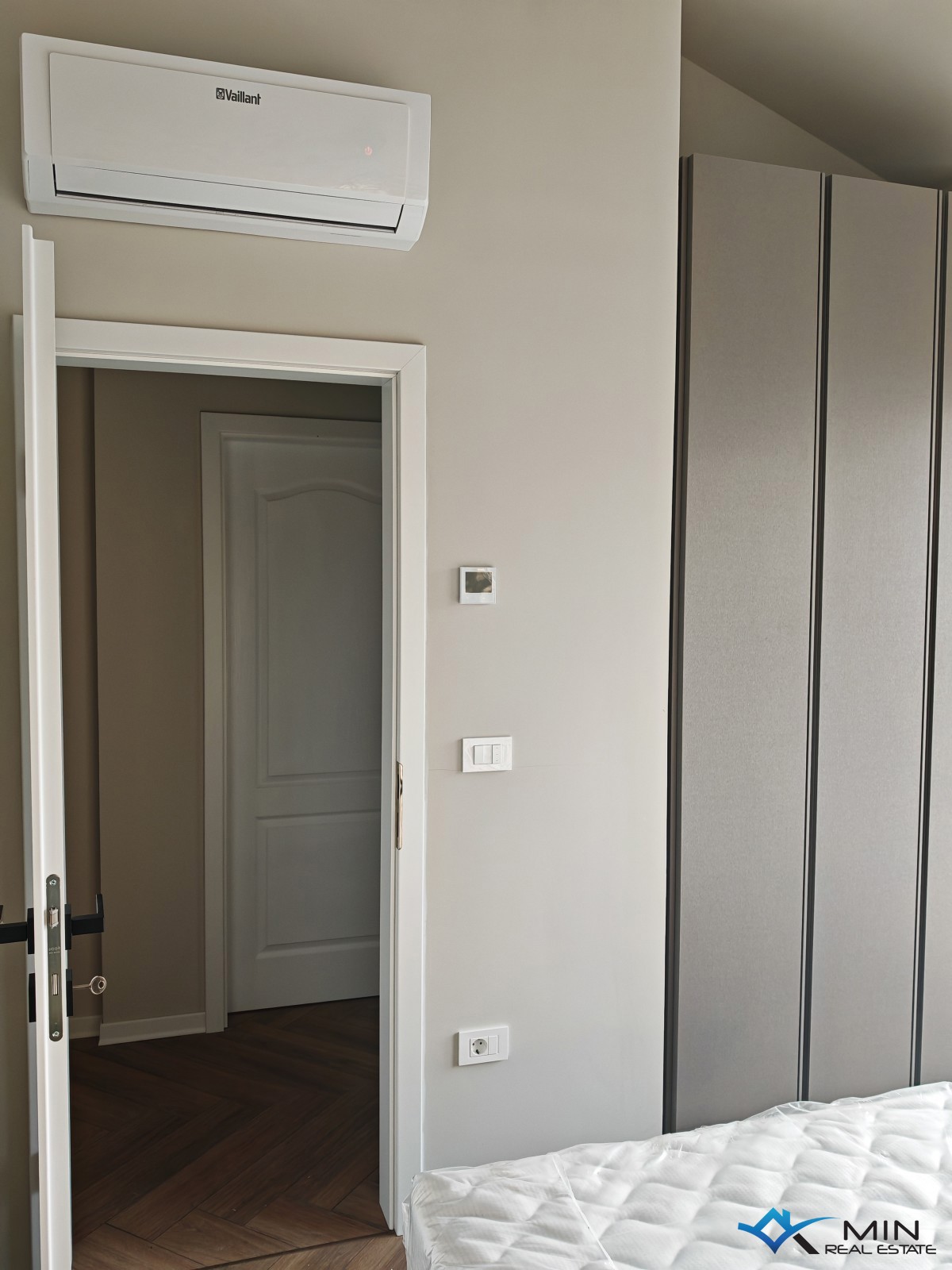 Dvojček hiše z bazenom v bližini Novigrada