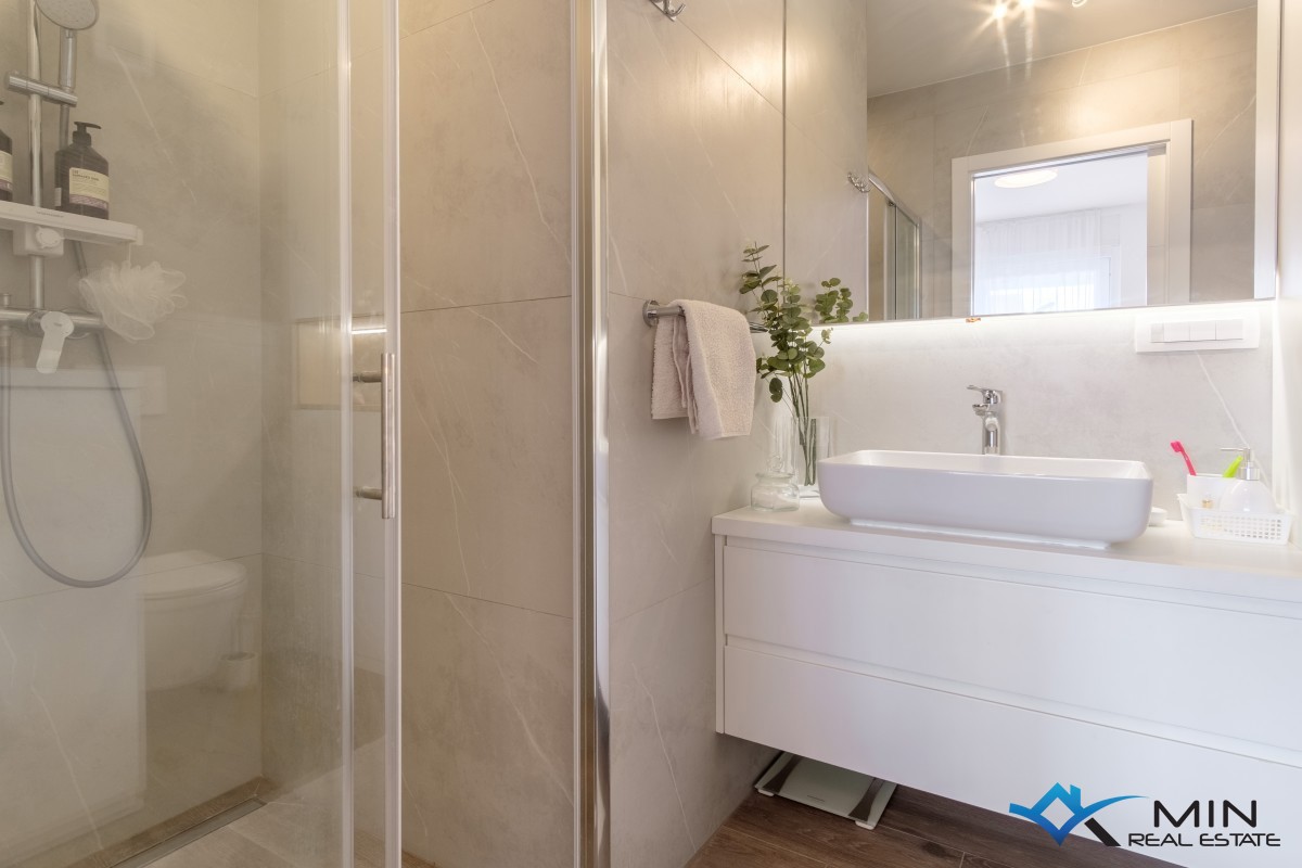 Elegantno stanovanje s čudovitim pogledom na morje v Novigradu