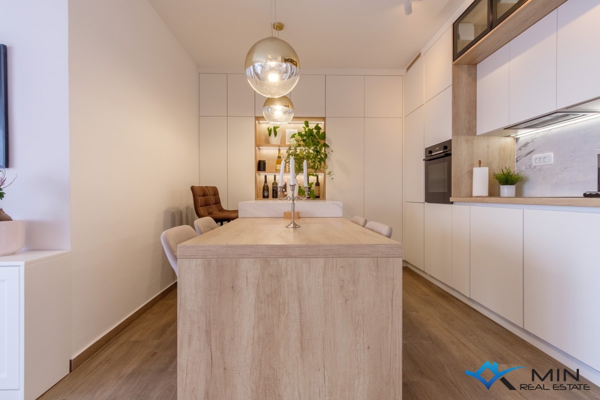 Elegantno stanovanje s čudovitim pogledom na morje v Novigradu