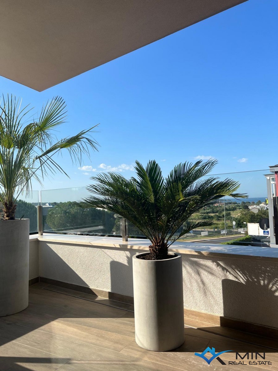 Elegantno stanovanje s čudovitim pogledom na morje v Novigradu