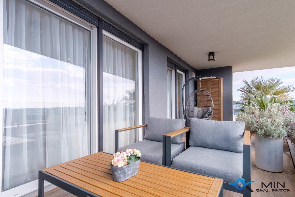 Elegantno stanovanje s čudovitim pogledom na morje v Novigradu