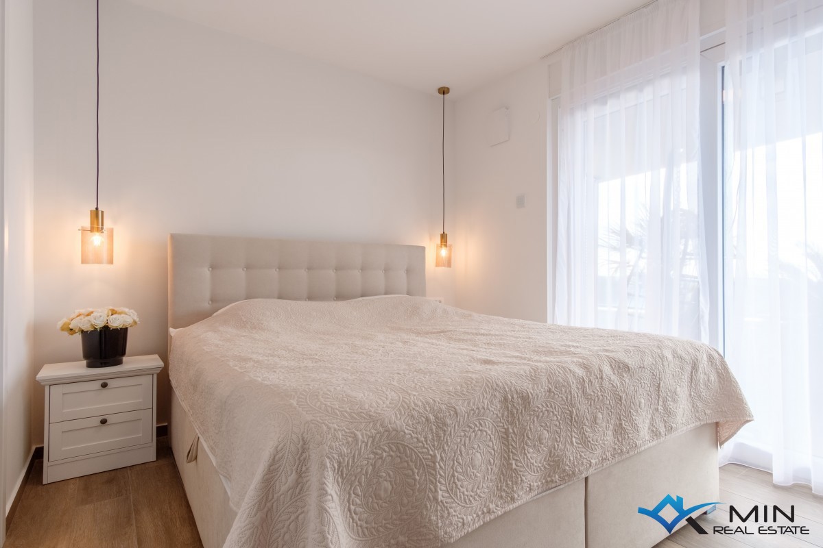 Elegantno stanovanje s čudovitim pogledom na morje v Novigradu