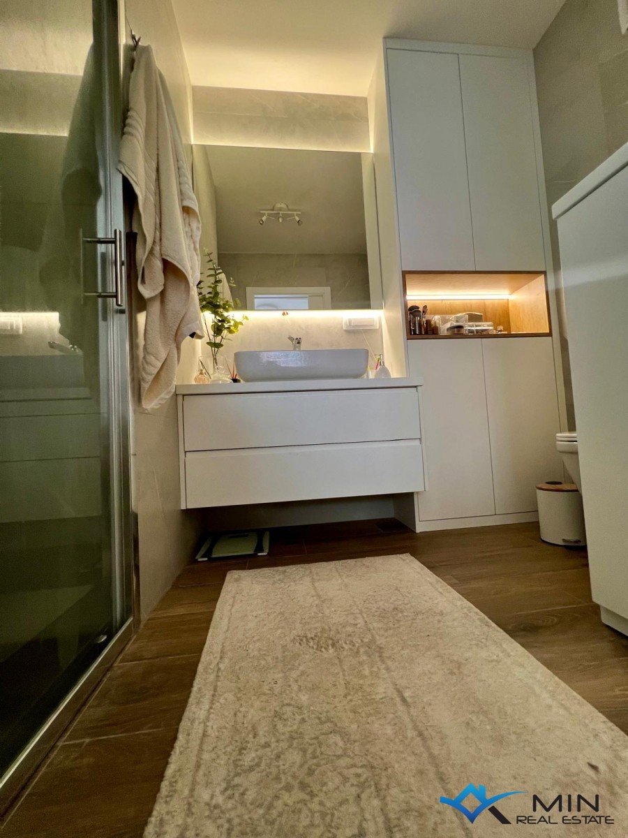 Elegantno stanovanje s čudovitim pogledom na morje v Novigradu