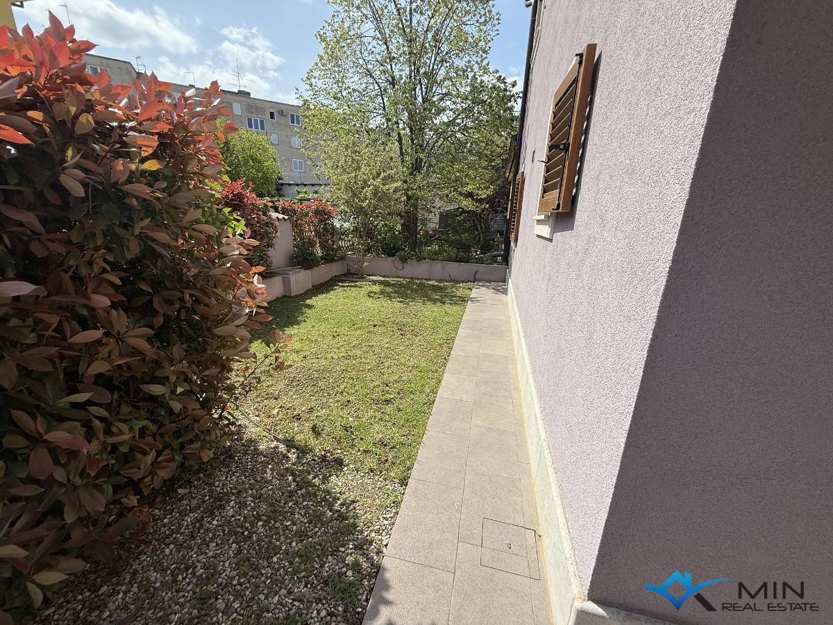 Hiša s 3 apartmaji in vrtom v centru Novigrada