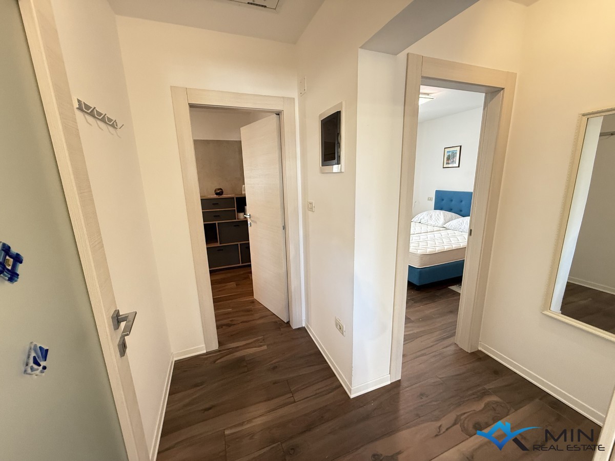 Hiša s 3 apartmaji in vrtom v centru Novigrada