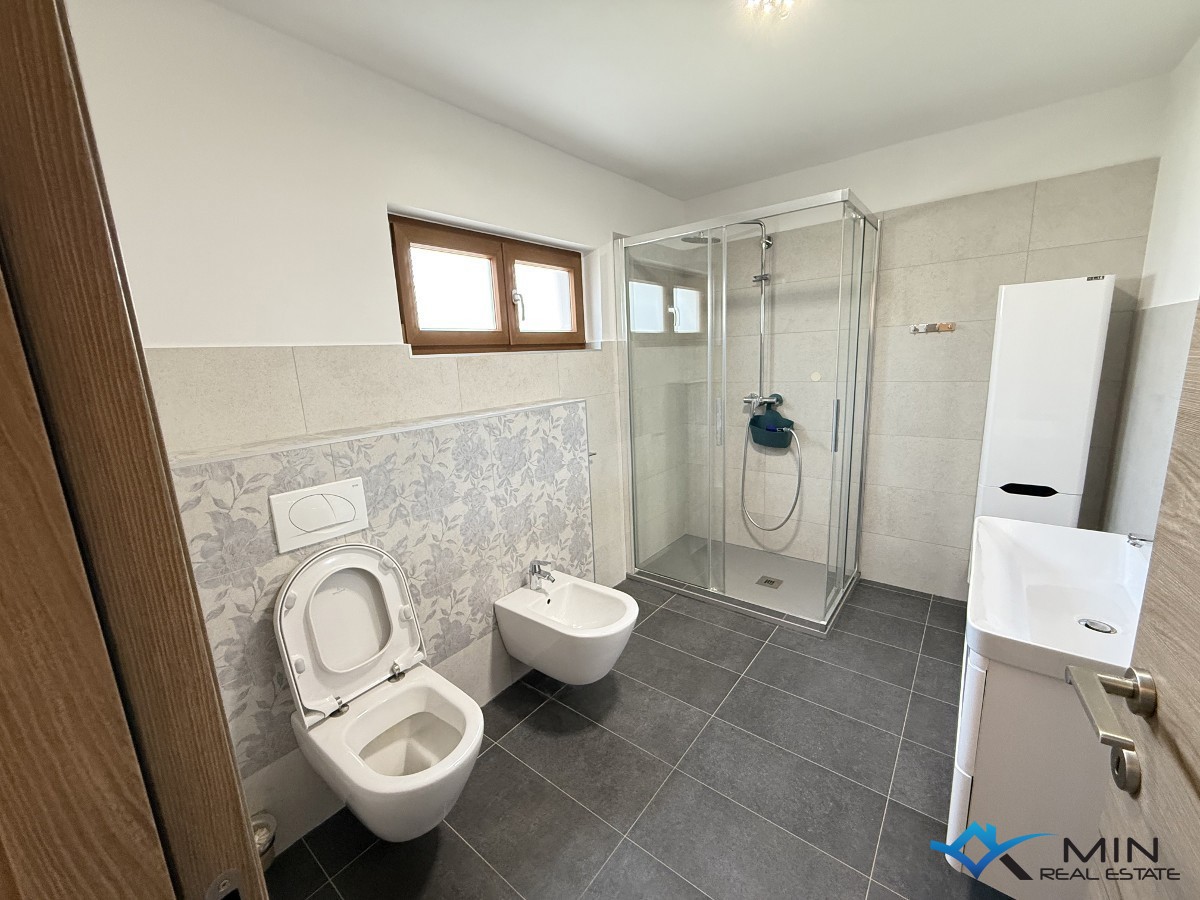 Hiša s 3 apartmaji in vrtom v centru Novigrada