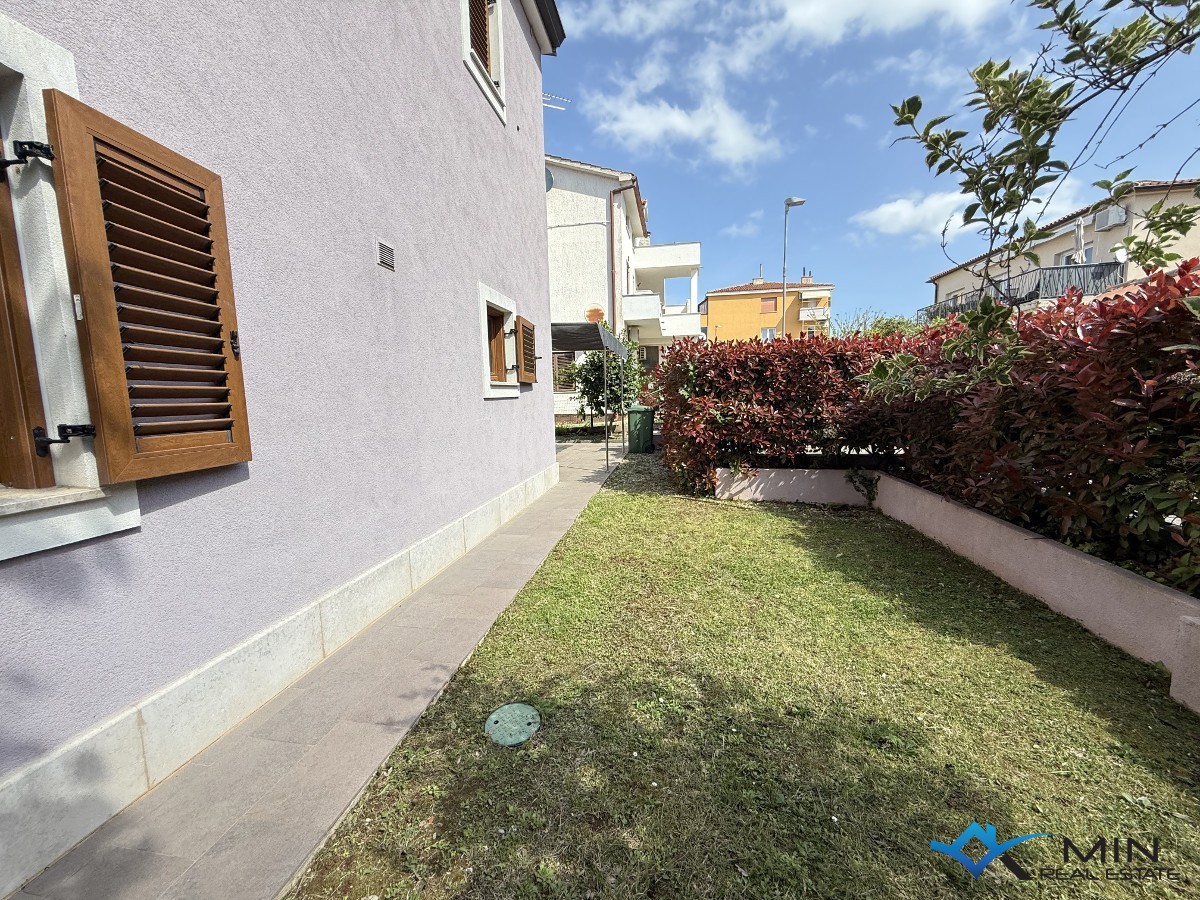 Hiša s 3 apartmaji in vrtom v centru Novigrada