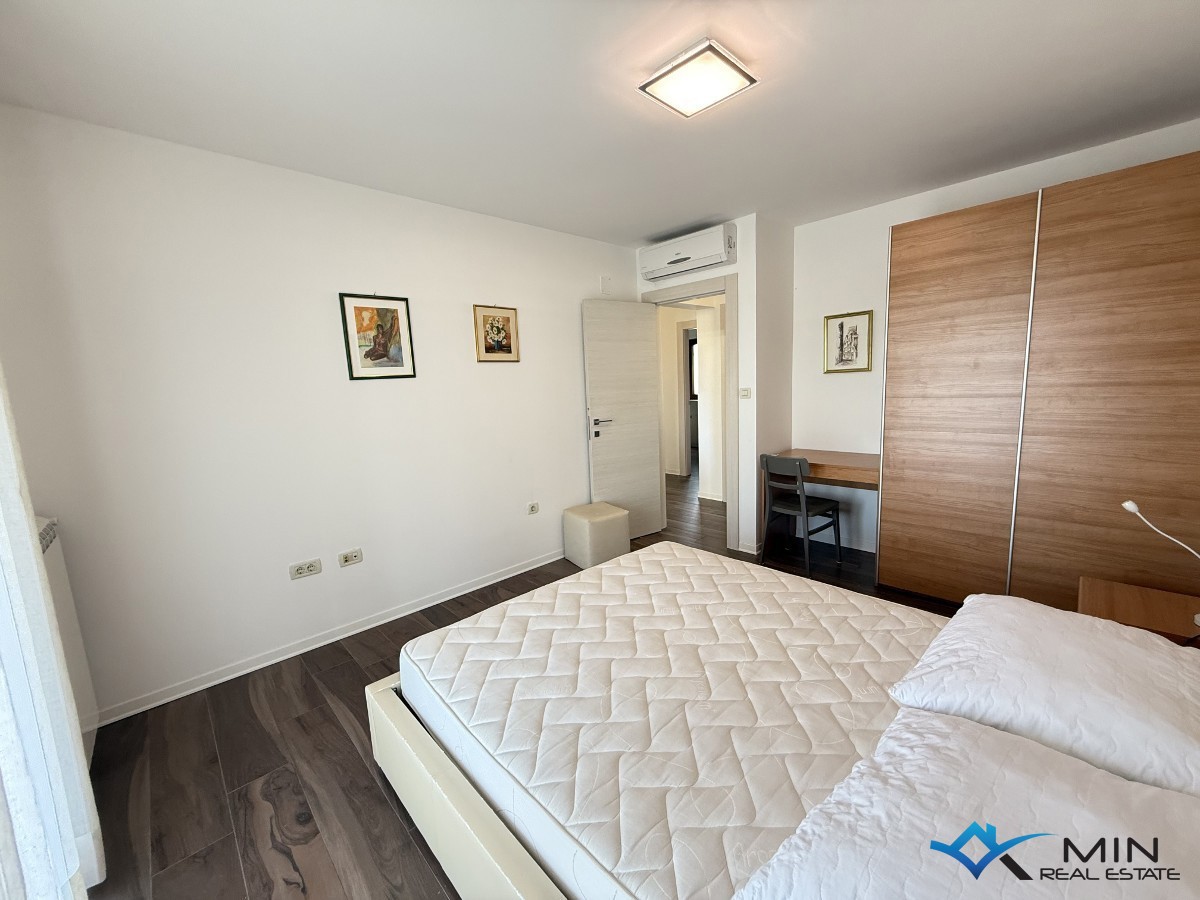 Hiša s 3 apartmaji in vrtom v centru Novigrada