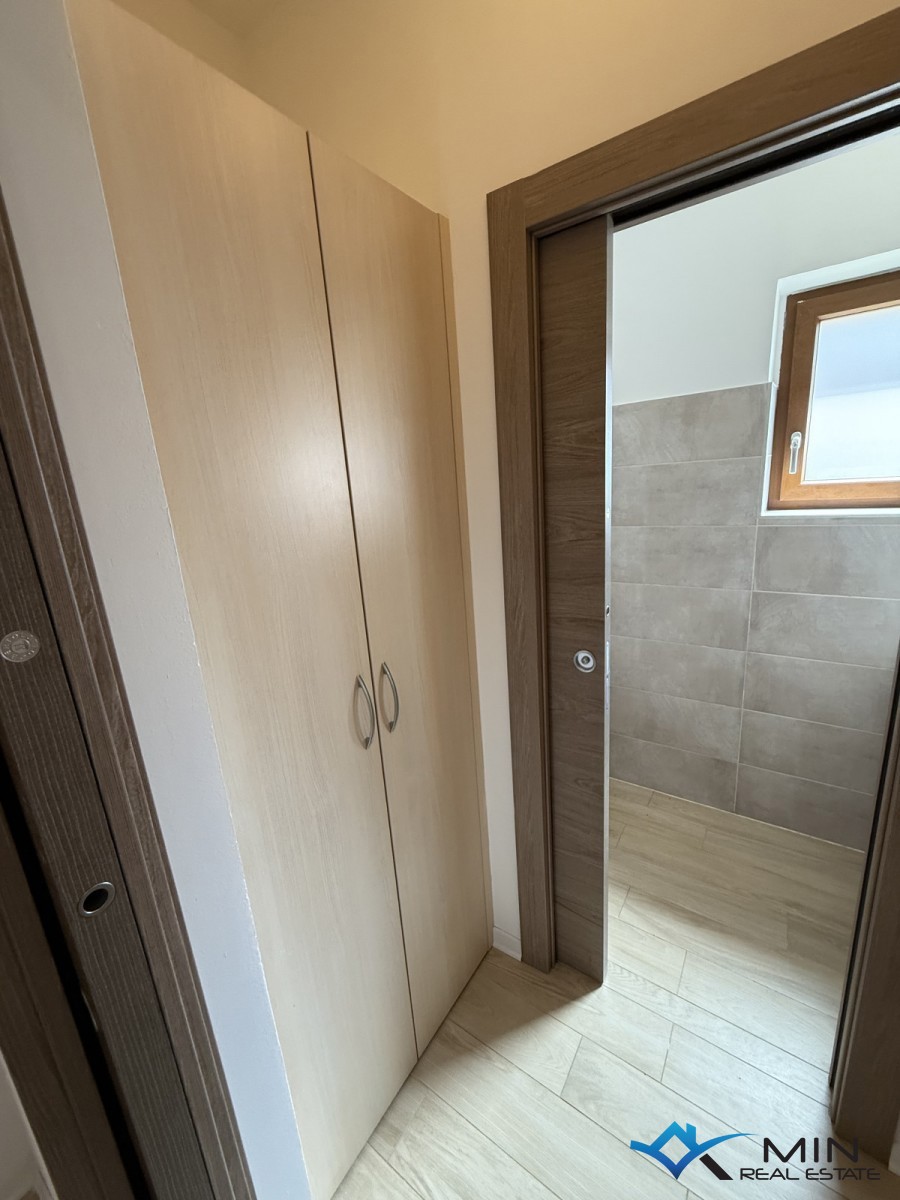 Hiša s 3 apartmaji in vrtom v centru Novigrada