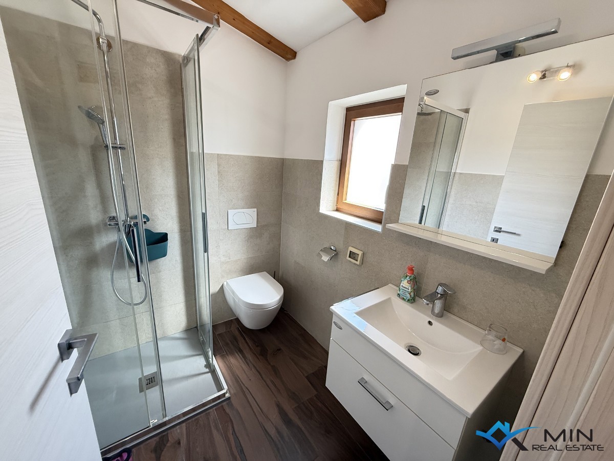 Hiša s 3 apartmaji in vrtom v centru Novigrada