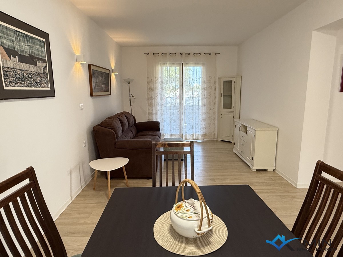 Hiša s 3 apartmaji in vrtom v centru Novigrada