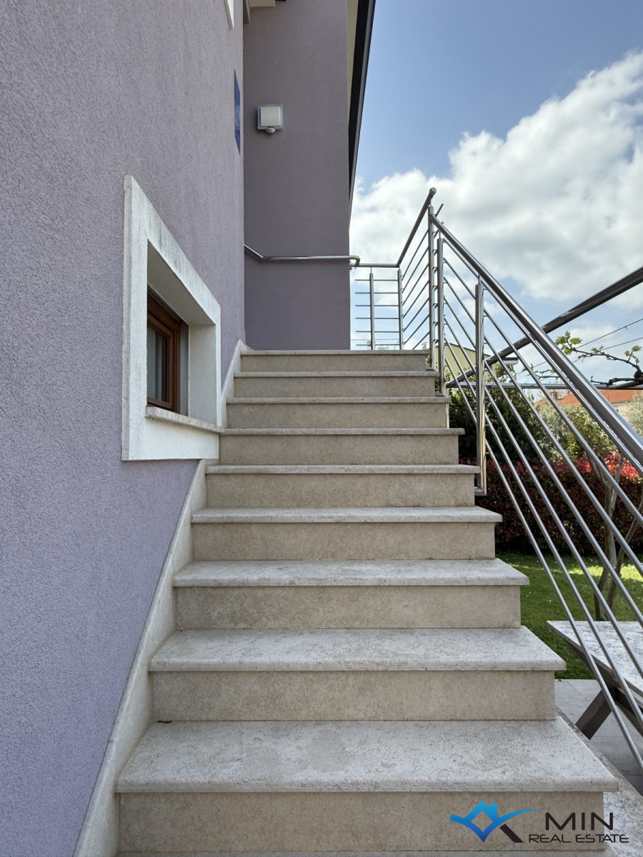 Hiša s 3 apartmaji in vrtom v centru Novigrada