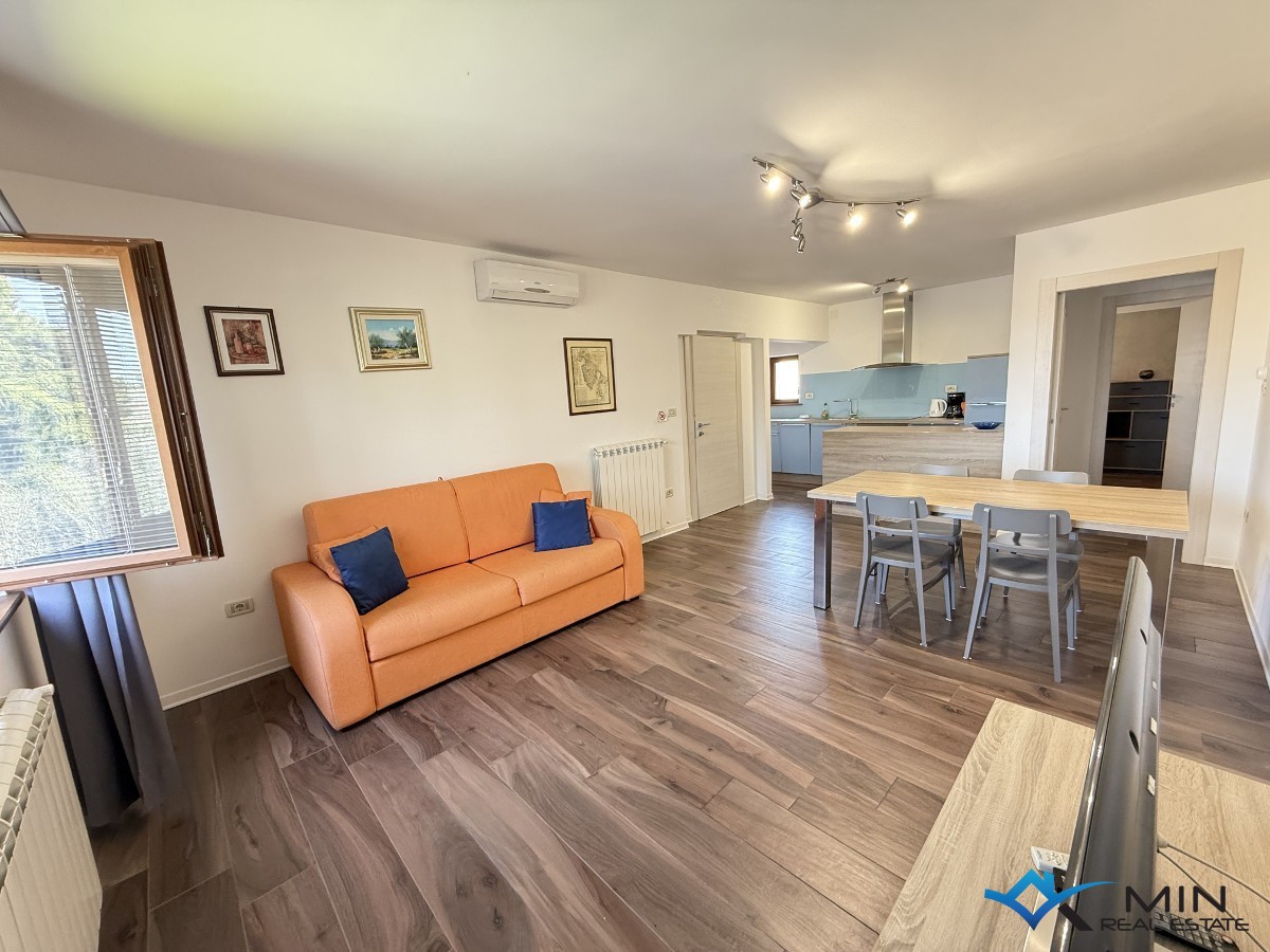 Hiša s 3 apartmaji in vrtom v centru Novigrada