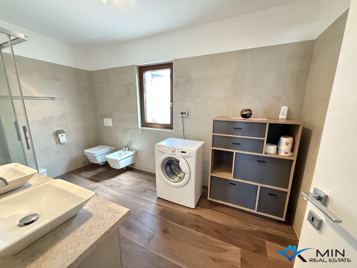 Hiša s 3 apartmaji in vrtom v centru Novigrada