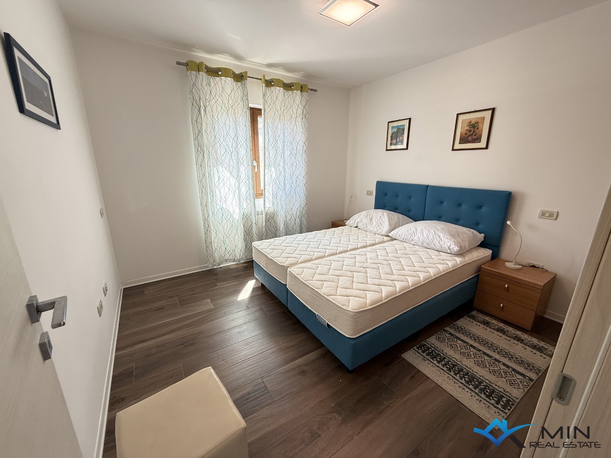 Hiša s 3 apartmaji in vrtom v centru Novigrada