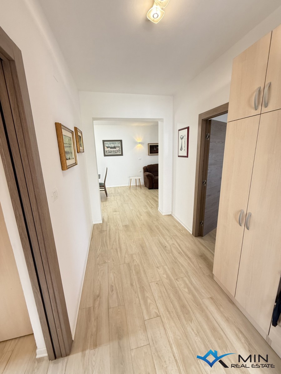 Hiša s 3 apartmaji in vrtom v centru Novigrada